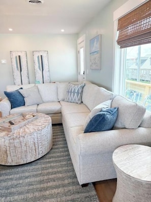 Living area - Ocean Overlook at the Nags Head Pier (Nags Head)