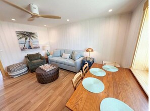 Living area - Fish Tales at the Nags Head Pier (Nags Head)