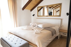 A hotel room with a bed, a bedside table, a nightstand, a bench, and a mirror. - Studio apartment Milica in the stone house near the beach (Kaštel Novi)
