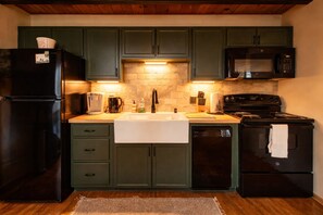 Private kitchen - Luxury Cabin with EV Tesla Charger & Hot Tub! (Idyllwild-Pine Cove)