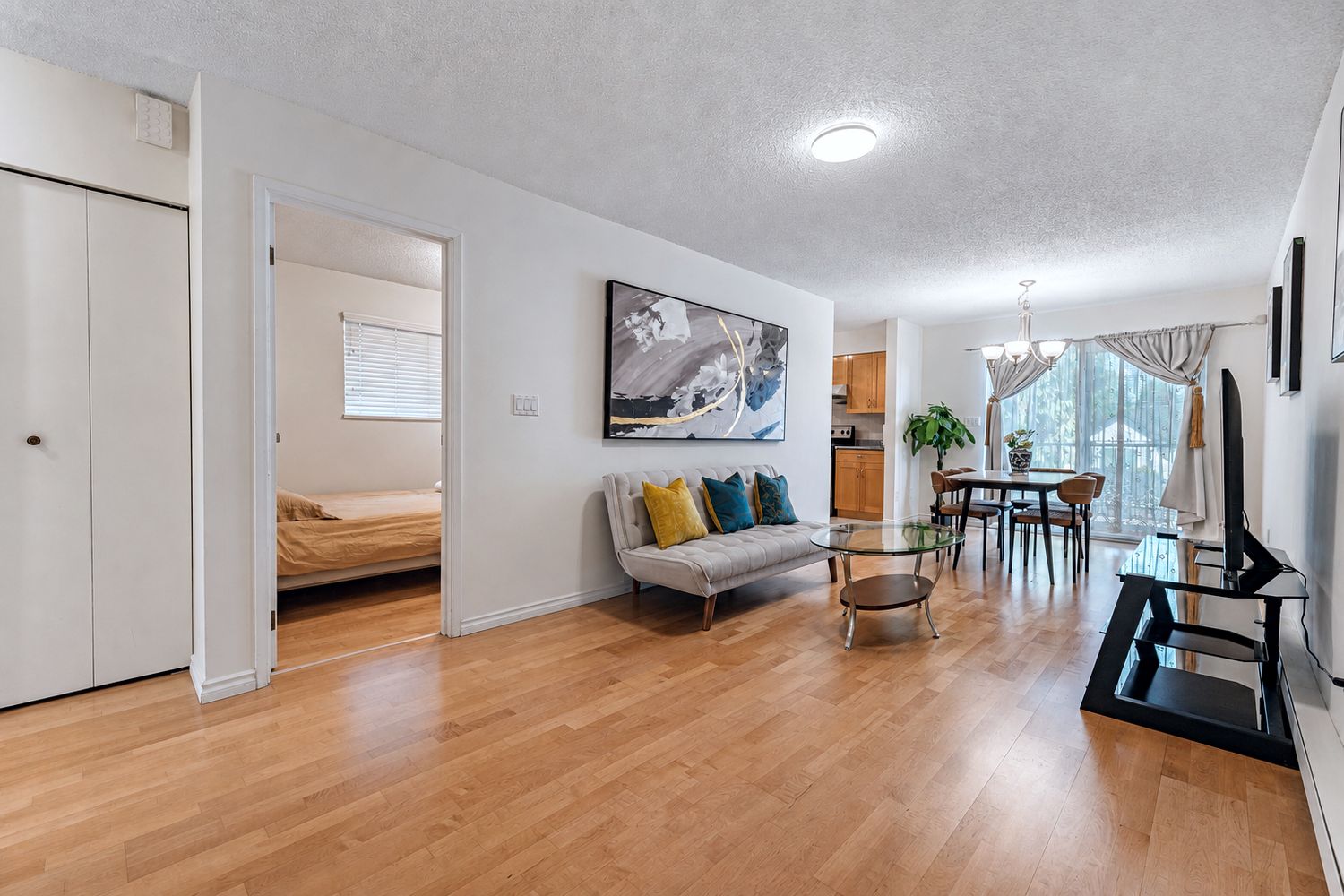 Peaceful Westside Stay / Near Sky Train & Dining