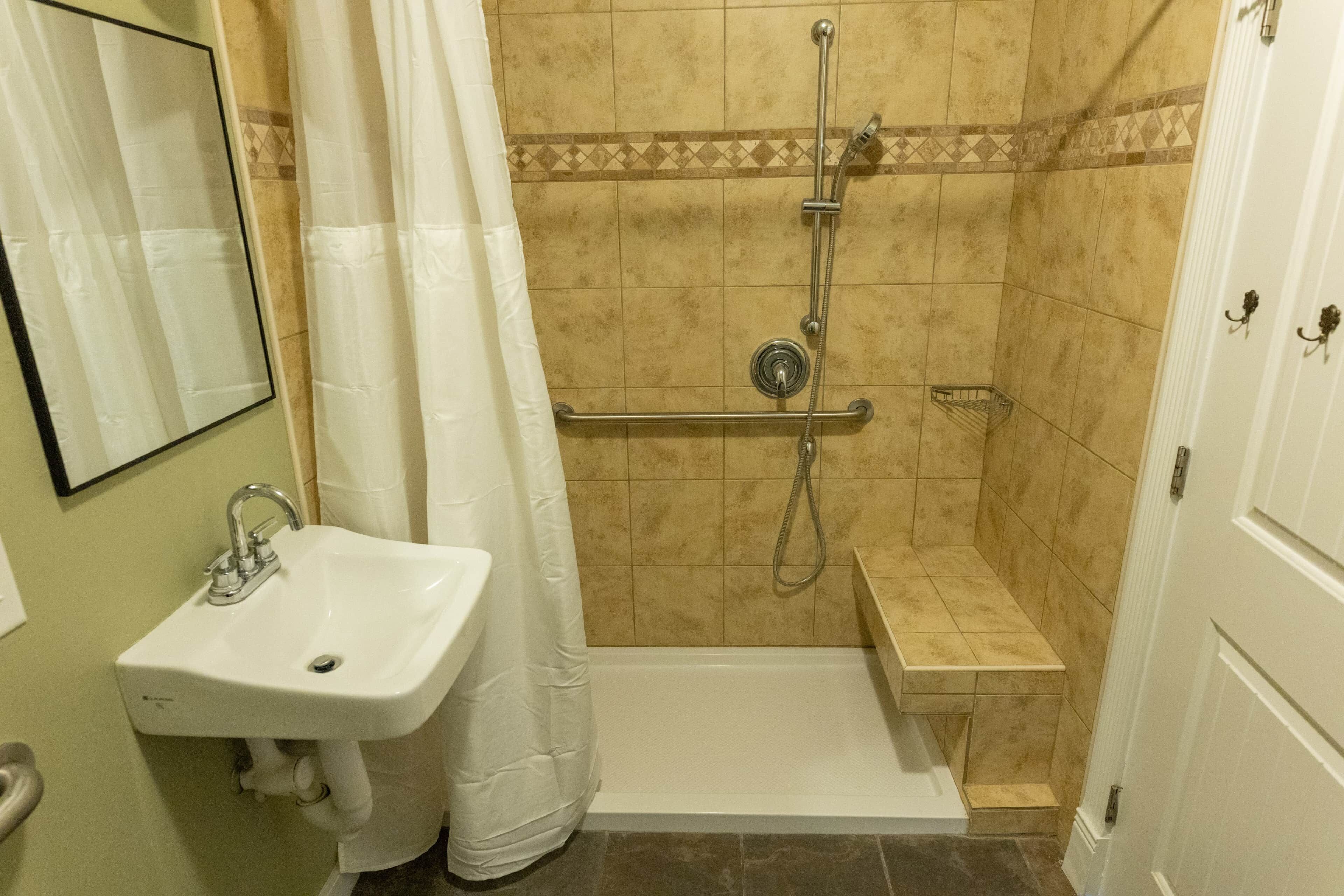 Un baño con ducha, lavamanos e inodoro.