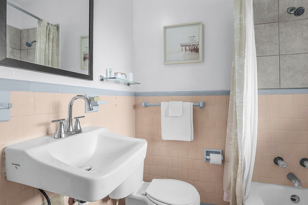 Standaard tweepersoonskamer | Badkamer | Handdoeken, zeep, shampoo, toiletpapier