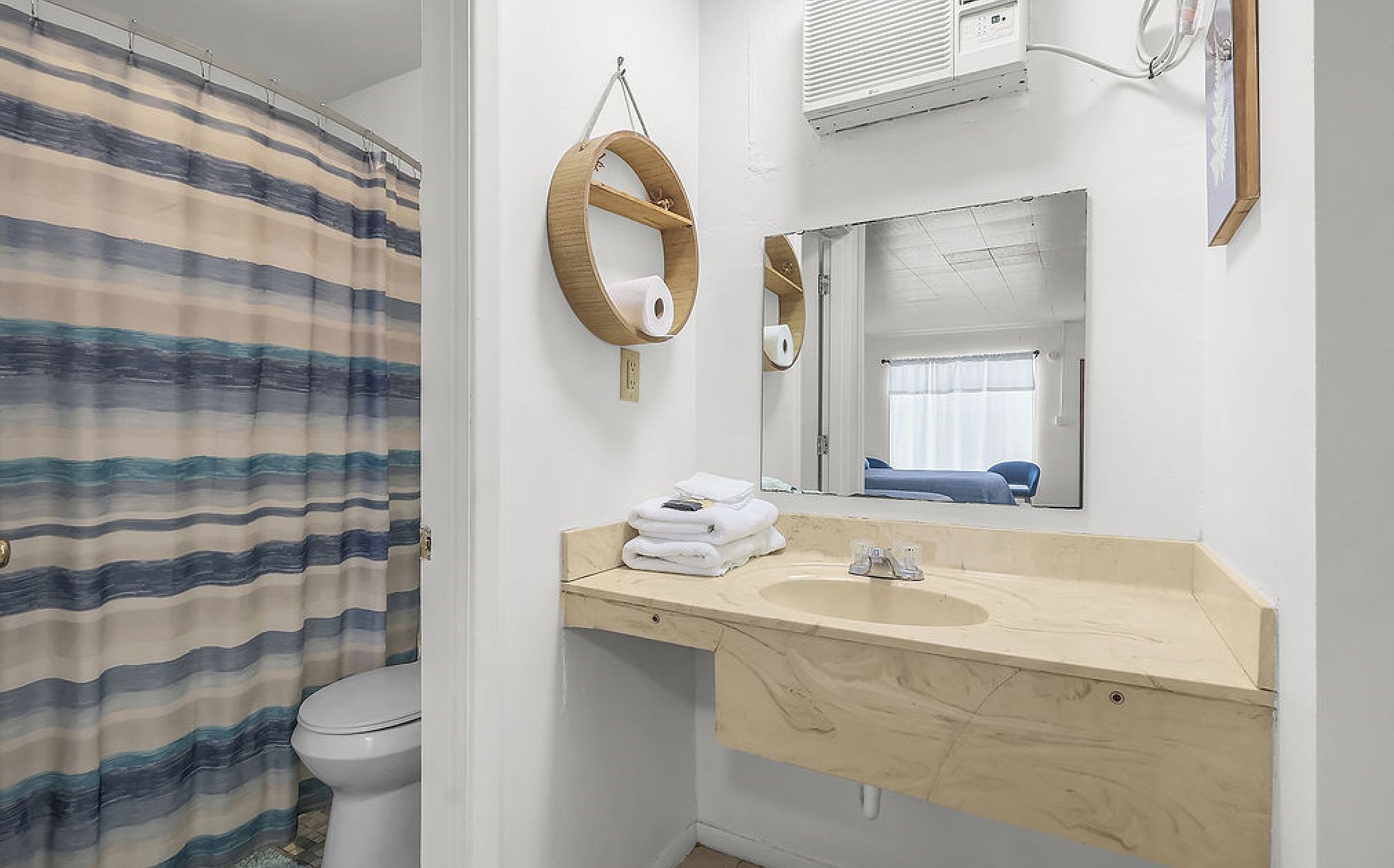 Standard Quadruple Room | Bathroom | Towels, soap, shampoo, toilet paper