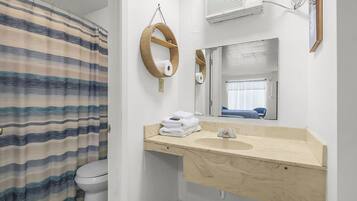 Standard Quadruple Room | Bathroom | Towels, soap, shampoo, toilet paper