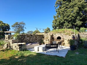 A stone wall with a bench and potted plants. - Renovated villa with 2 swimming pools and a hot tub (Latronquière)