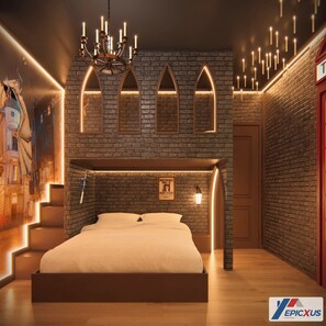 Ein Schlafzimmer mit Backsteinwand, einer Chandelierleuchtre und einem Bett.