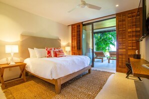 A bedroom with a bed, bedside tables, a ceiling fan, and a view of an outdoor area with chairs. - Condo Paraíso, Punta Mita, Pool, Golf cart (Punta de Mita)