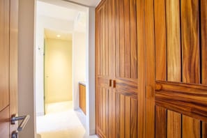 Ein Flur mit einer Holztür und einer weißen Wand.
