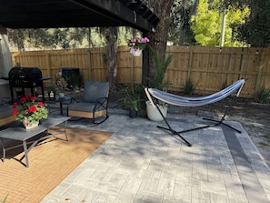 An outdoor patio with a grill, seating, and a hammock. - La hermosa casa del lago. St Cloud. Florida (St. Cloud)