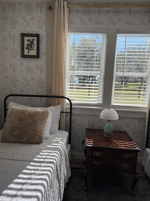 A bedroom with a bed, a nightstand, a lamp, and a window with blinds. - La hermosa casa del lago. St Cloud. Florida (St. Cloud)