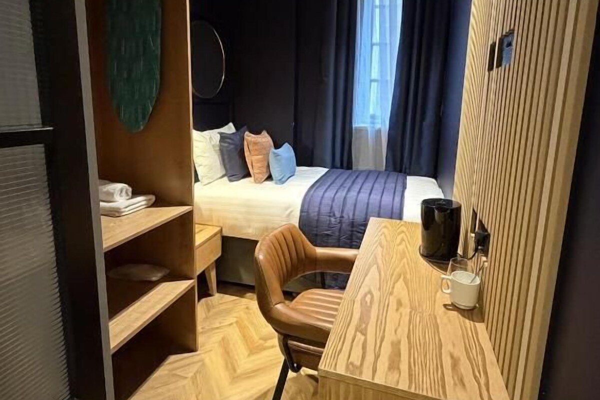Deluxe Single Room | Iron/ironing board, WiFi (free)