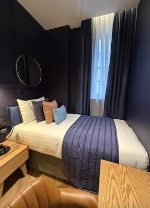 Room - Hütel (Liverpool)