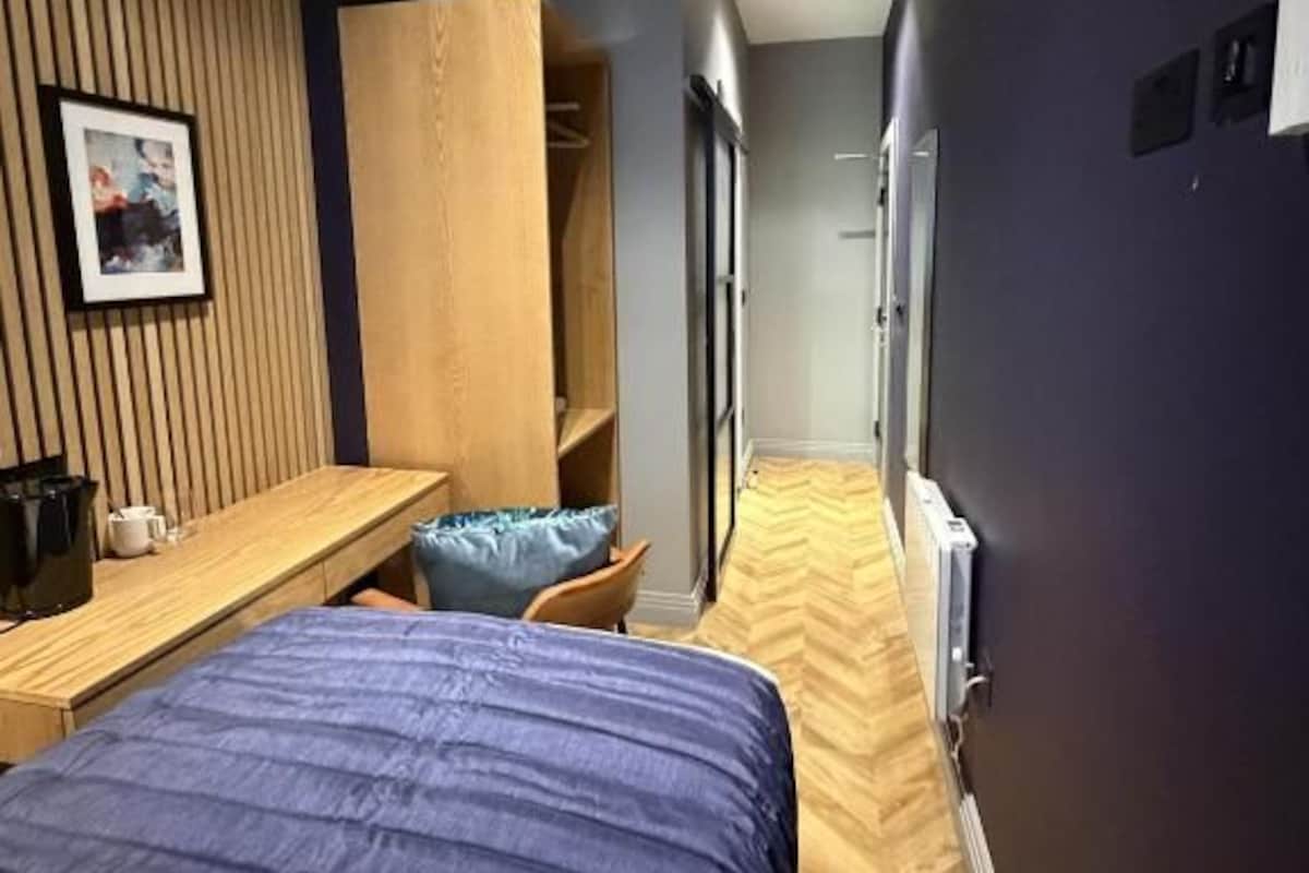 Deluxe Single Room | Iron/ironing board, WiFi (free)