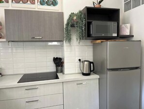 Private kitchen - Romantic Getaway with a Lake View—By Niko's (Gardone Riviera)