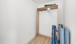 Ein Zimmer mit einem Holzschrank, einer Heizung und einem blauen Koffer.
