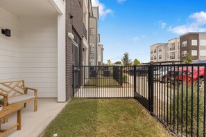 Property grounds - Modern Ground Floor 1BR  W/ Pool + Gym  MER 9109 (San Marcos)
