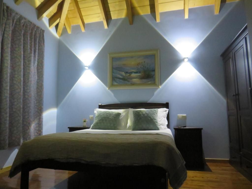 Un dormitorio con cama, mesitas de noche, un cuadro en la pared y un armario.