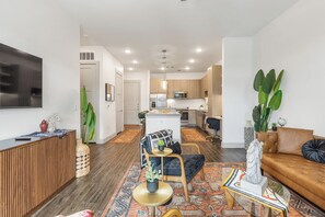Un apartamento moderno con sala de estar, cocina y comedor.