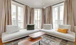 Unclassified image, 4 of 26, button - REFINED MARAIS APARTMENT JUST 1 MINUTE FROM THE METRO (Paris)