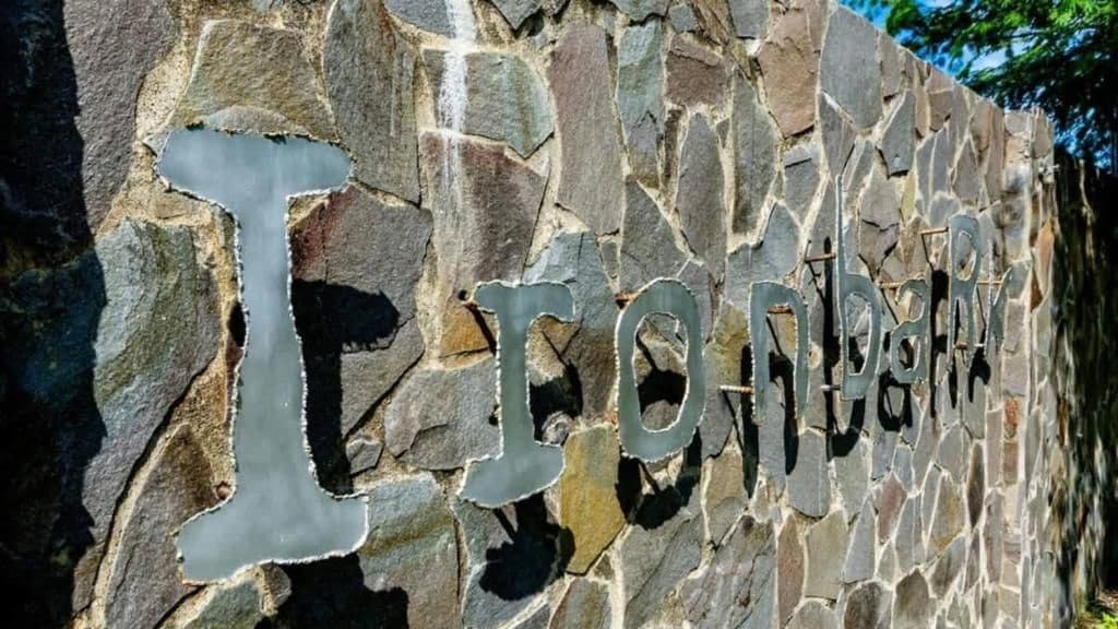Un muro de piedra con las letras 'IRONDAIR' grabadas.