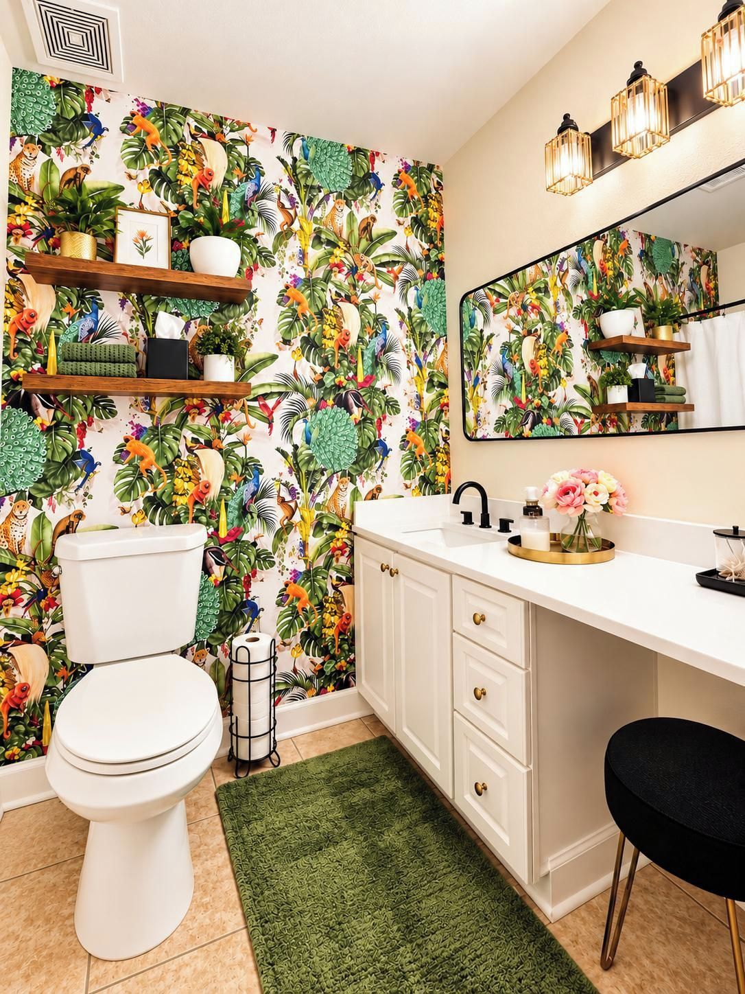 Un bagno con il water, un lavandino e uno specchio, decorato con una vivace carta da parati tropicale.