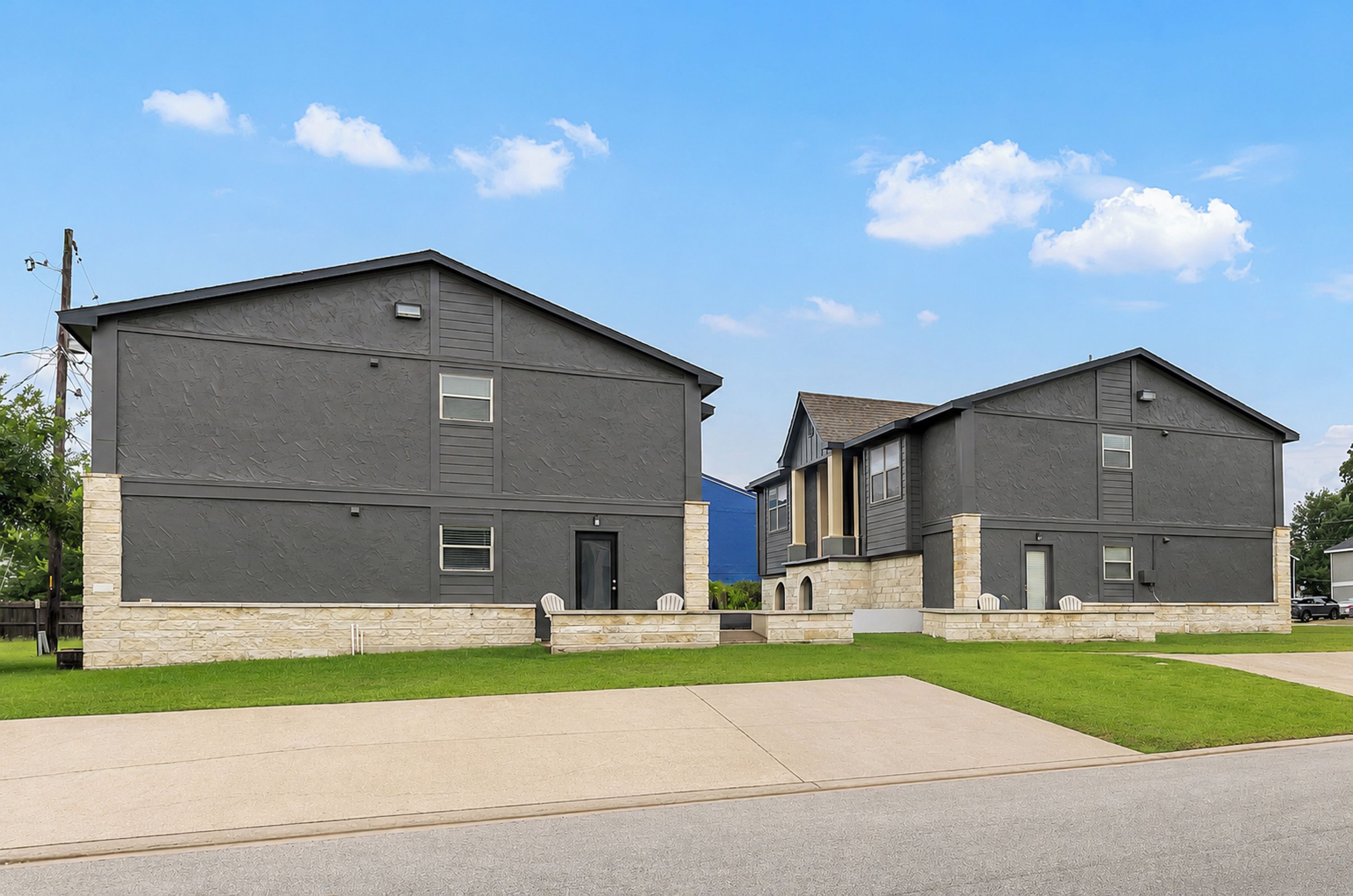 Deux bâtiments modernes, dotés de fondations en pierre et d’un toit plat.
