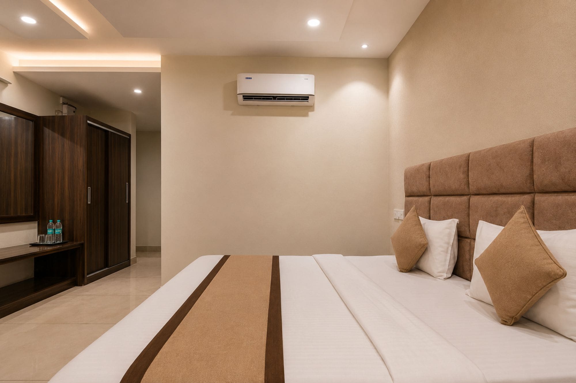 Une chambre d’hôtel équipée d’un lit, d’une armoire et d’un appareil de climatisation.