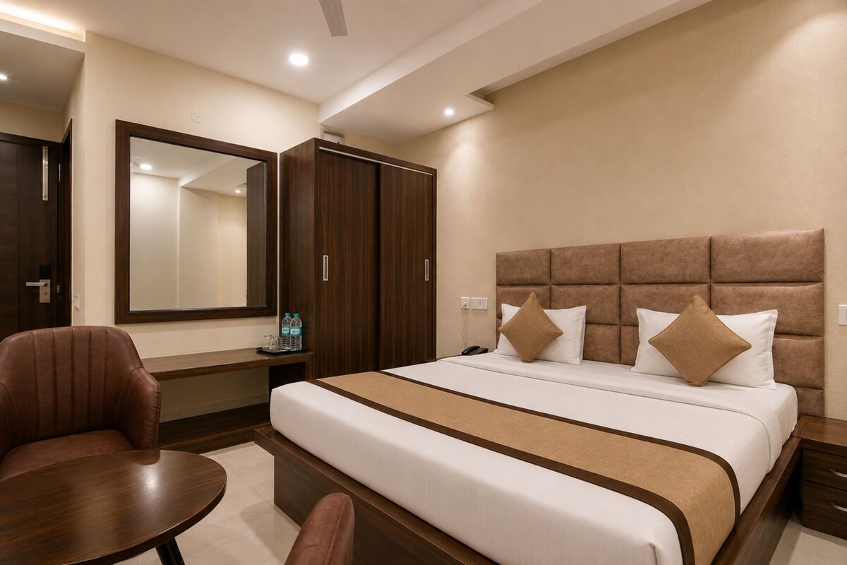 Deluxe Double Room | Desk