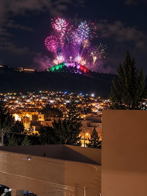A nighttime view of a town with a hill in the background. - Hotel casa del gobernador Zacatecas (Zacatecas)