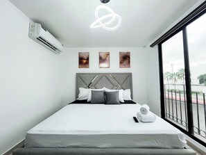 Deluxe House, 3 Bedrooms, Private Pool | Desk, laptop workspace, iron/ironing board, WiFi (free) - NAPOLI 14.8 (Guayaquil)