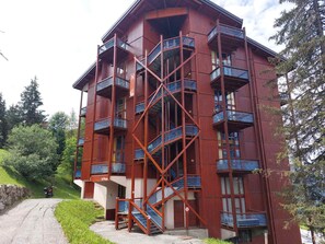 A multi-story building with a central staircase and balconies. - Pleasant duplex, valley view - 5 guests (Les Arcs 1800)