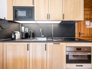 Private kitchen - Spacious apartment with terrace and pool (Les Menuires)