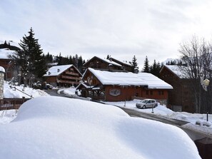 A snow-covered lodge with a ski lift, wooden buildings, and a clear sky. - Cozy apartment mountain view - 5 guests (Méribel)