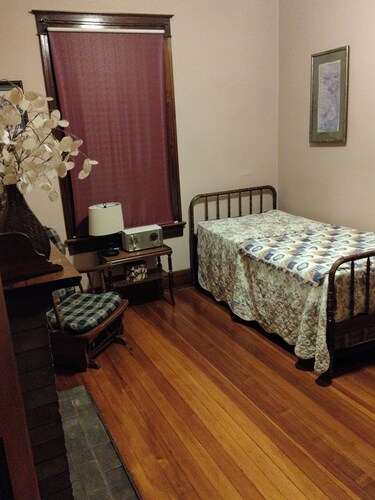 Cozy 2-bedroom bungalow in beautiful Centralia with AC
