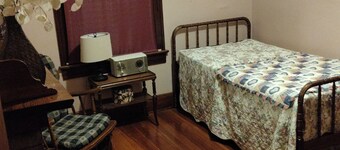 Cozy 2-bedroom bungalow in beautiful Centralia with AC