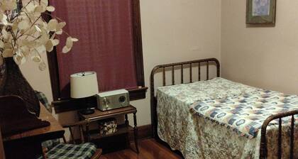 Cozy 2-bedroom bungalow in beautiful Centralia with AC