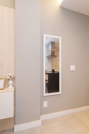A modern kitchen with a built-in stove, a white cabinet, and a marble backsplash. - Edifício Master - Apt 3 minutos da praia (Rio de Janeiro)