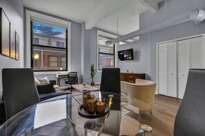 Living area - Downtown Studio Loft with Gym & Sauna & Free Parking (Cleveland)