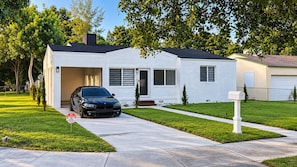 A modern two-story house with a garage, a driveway, and a mailbox. - Casa Bella Miami 3 bedroom 2 full bathrooms in the Centr of Miami (Miami)