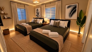 Een hotelkamer met twee bedden, een grote plant en kunstwerken aan de muur.