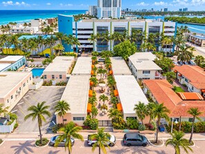 Un hotel amb diverses plantes, zones d'estar a l'exterior i vistes a l'oceà.