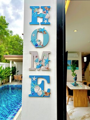 A wall with the word 'HOME' decorated with seashells and starfish. - Blue Lion Villa Private Pool 3BR Kamala (Kamala)