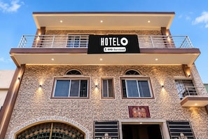 Um hotel com uma placa indicando 'HOTELO' e 'YO-Serviced'.