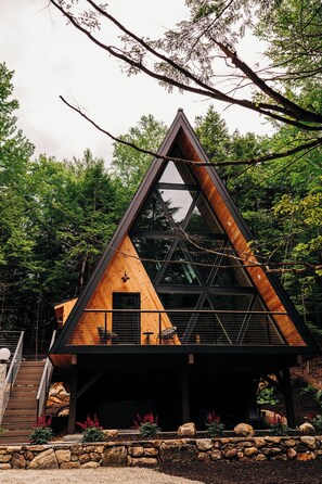 Unclassified image, 4 of 58, button - Luna's Lodge - hot tub & sauna at A-frame in White Mountains (Thornton)
