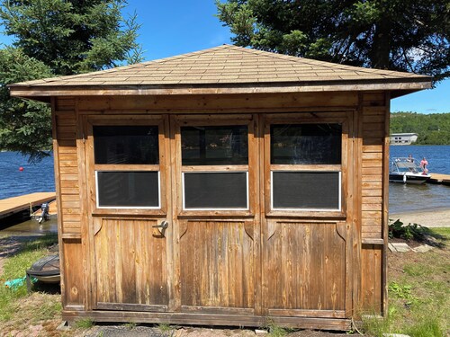 Waterfront 4BR Home on the beach. Parking. Wifi. Long Lake.