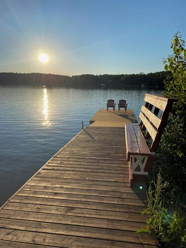 Waterfront 4BR Home on the beach. Parking. Wifi. Long Lake.
