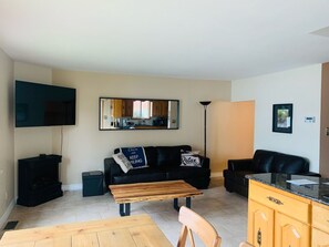 Ein Wohnzimmer mit einer Couch, einem Couchtisch und einem Kamin.