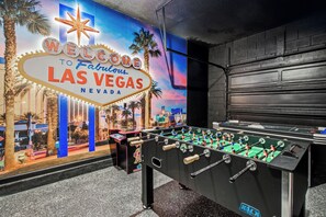 Ein Kicker in einem Raum mit einer Neonreklame mit der Aufschrift 'WELCOME TO Fabulous LAS VEGAS NEVADA'.