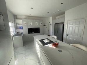 Unclassified image, 3 of 19, button - Cozy Cannock Retreat - 3 Bedroom 2 Bathroom (Cannock)